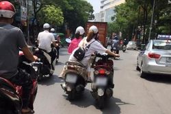 Hai cô gái dắt xe như diễn xiếc trên đường phố khiến người thót tim nhưng khi nhìn những màn chở hàng này thì còn hoang mang tột độ