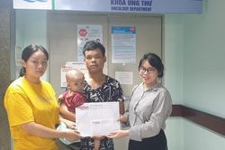 Bạn đọc ủng hộ hơn 22 triệu đồng giúp cháu bé 1 tuổi bị ung thư bàng quang tiếp tục chữa bệnh