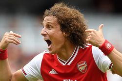 Van Persie tự tin hạ gục David Luiz