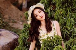 Triệu Lệ Dĩnh trông trẻ hơn tuổi khi diện đồ Dior hoa lá
