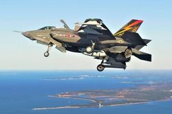 Hải quân Mỹ 'tiến thoái lưỡng nan' vụ thay F/A-18 bằng F-35