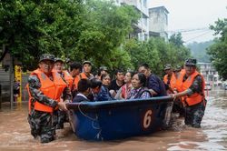Mưa đổ xuống khu vực miền Nam Trung Quốc, hàng trăm người chết, mất tích
