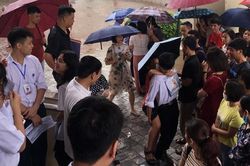 Xúc động với hình ảnh học sinh Trường Nguyễn Tất Thành cõng các em thí sinh vào điểm thi