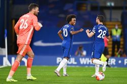 Đại thắng 'ba sao', Chelsea đòi lại vị trí thứ 4