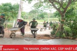 Gác ngày nghỉ, cán bộ, chiến sỹ ở Hương Sơn giúp dân xây dựng NTM