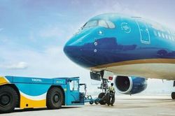Xe kéo gẫy chốt khi di chuyển tàu bay, đường băng ở sân bay Nội Bài phải đóng cửa 17 phút