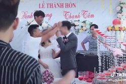 Clip: Màn trao quà cưới đặc biệt của hội bạn thân chú rể khiến cặp đôi không khỏi bật cười