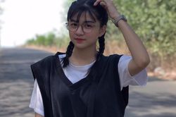 Cặm cụi làm toán vào giờ ra chơi, nữ sinh gây 'sốt' vì quá dễ thương khiến cư dân mạng quyết tìm ra danh tính
