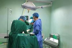 Mổ lấy búi tóc gần nửa kg trong bụng bé gái có hoàn cảnh đáng thương