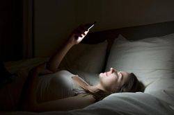 Dùng điện thoại vào ban đêm: 6 lý do khiến bạn cần ngừng ngay
