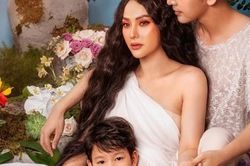 Thu Thủy quyến rũ bên cạnh chồng và con trai