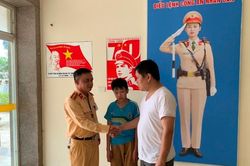 Cảnh sát giao thông nhanh chóng tìm gia đình cho bé trai lạc đường