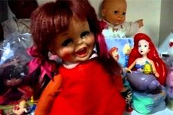 Ám ảnh với 6 con búp bê ma quái 'biết nói tiếng người'