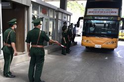 Tránh kiểm tra y tế khi nhập cảnh, 3 công dân trốn vào cốp xe khách