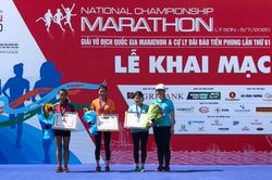 Nguyễn Thị Thùy Dương (Đồng Nai) giành HCĐ cự ly 21km nữ giải Tiền Phong marathon 2020