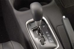 Số 'L' trên xe số tự động có chức năng gì?