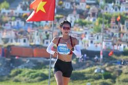 Người hùng SEA Games Hồng Lệ liên tục đi bộ, tuột HCV Tiền Phong Marathon 2020