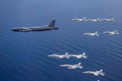 Mỹ điều B-52 bay thẳng đến Biển Đông tập trận cùng hai tàu sân bay