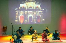Sinh viên đắm mình trong đêm âm nhạc - nghệ thuật Huế 'Vọng cố đô'