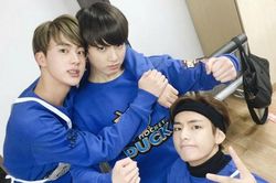 BTS tiết lộ 3 khoảnh khắc 'lần đầu tiên' đáng nhớ nhất trong sự nghiệp