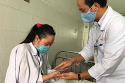 Cô gái mang bướu xương khổng lồ vì tin thầy lang