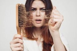 Những thói quen xấu khiến bạn bị rụng tóc, hói đầu