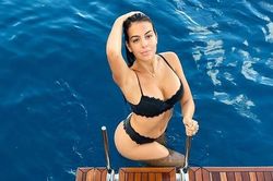 Bạn gái Ronaldo thả dáng tròn đầy nóng bỏng trên biển