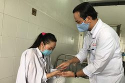 Suýt mất cánh tay vì tin thầy lang bó thuốc