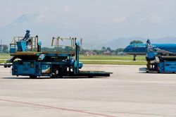 Nhân viên làm vệ sinh bị xe ôtô đâm tử vong trong khu bay Nội Bài