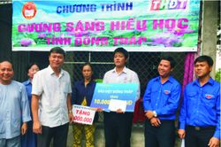Trao học bổng 'Gương sáng hiếu học'