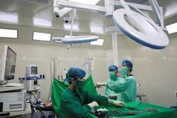 Phẫu thuật khối u to như quả bóng cho cô gái 21 tuổi