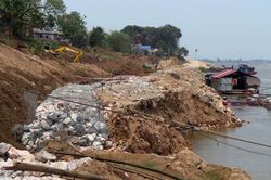 'Cát tặc' đe dọa an toàn của những con đê trong mùa mưa bão
