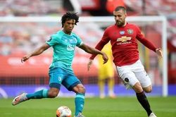 MU bất bại 16 trận, Luke Shaw được réo tên