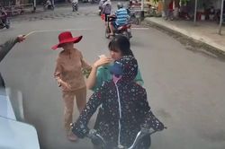 Đi ngược chiều chặn đầu container, nữ 'ninja' hùng hổ mắng tài xế đi sai
