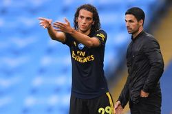 Vô kỷ luật, 'ông kễnh' phải bán xới khỏi Arsenal