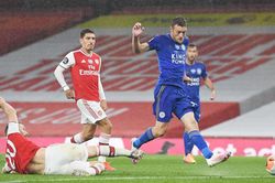 Arsenal níu chân Leicester, MU mừng thầm