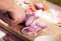 Mách chị em những mẹo nhỏ giúp thái hành không cay mắt