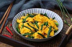 Quên hành đi, rán trứng thêm thứ gia vị này, món trứng thơm ngon bổ dưỡng bé ăn thun thút không cần ép