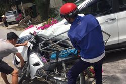Nam thanh niên phóng nhanh rồi đâm vào đầu ô tô, cách hành xử nhẹ nhàng sau đó của nữ tài xế khiến ai cũng phục