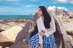 Lý Nhã Kỳ bay bổng với nhan sắc quyến rũ, gợi cảm trên bờ biển