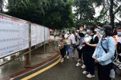 Gần 11 triệu thí sinh Trung Quốc bước vào kỳ thi đại học: Người được ngồi trong khách sạn ôn thi, kẻ phải chèo thuyền vượt lũ tới phòng thi