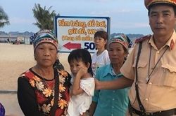 Công an Hạ Long giúp nhiều cháu bé đi tắm biển bị lạc