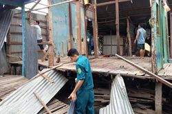 Xuất hiện vết nứt dài 80m dọc sông Hậu, di dời khẩn 11 hộ dân