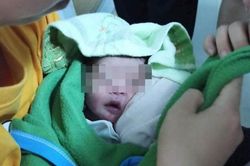 Bé trai sơ sinh bị bỏ rơi trên ghế đá ở TP.HCM