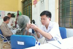 Nắng nóng gay gắt kéo dài, bác sĩ chỉ cách bảo vệ đôi mắt