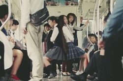 Sàm sỡ nữ sinh 16 tuổi, thanh niên không ngờ bị mẹ cô gái cho 'ăn đòn' đủ
