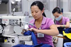 'Nút thắt cổ chai' của ngành dệt may Việt Nam