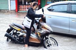 Xe máy loạng choạng khi qua phố ngập nước ở Thảo Điền