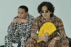 Decao uốn tóc xoăn, phối đồ chất ngầu cùng quạt giấy hậu chia tay