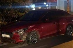 Tìm thấy ô tô Mazda màu đỏ húc văng 7 xe máy dừng chờ đèn đỏ ở Long Biên